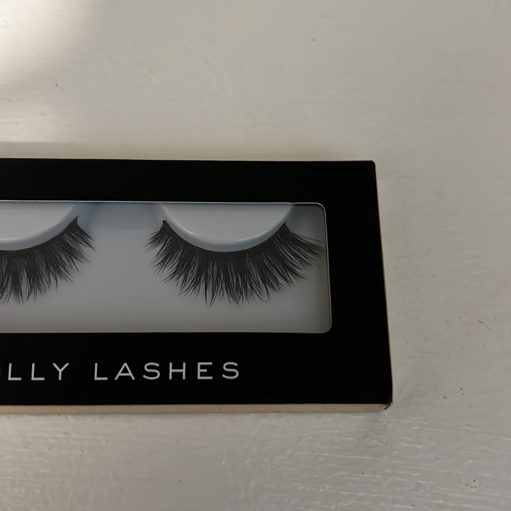 Lashes - Picture 4 of 4
